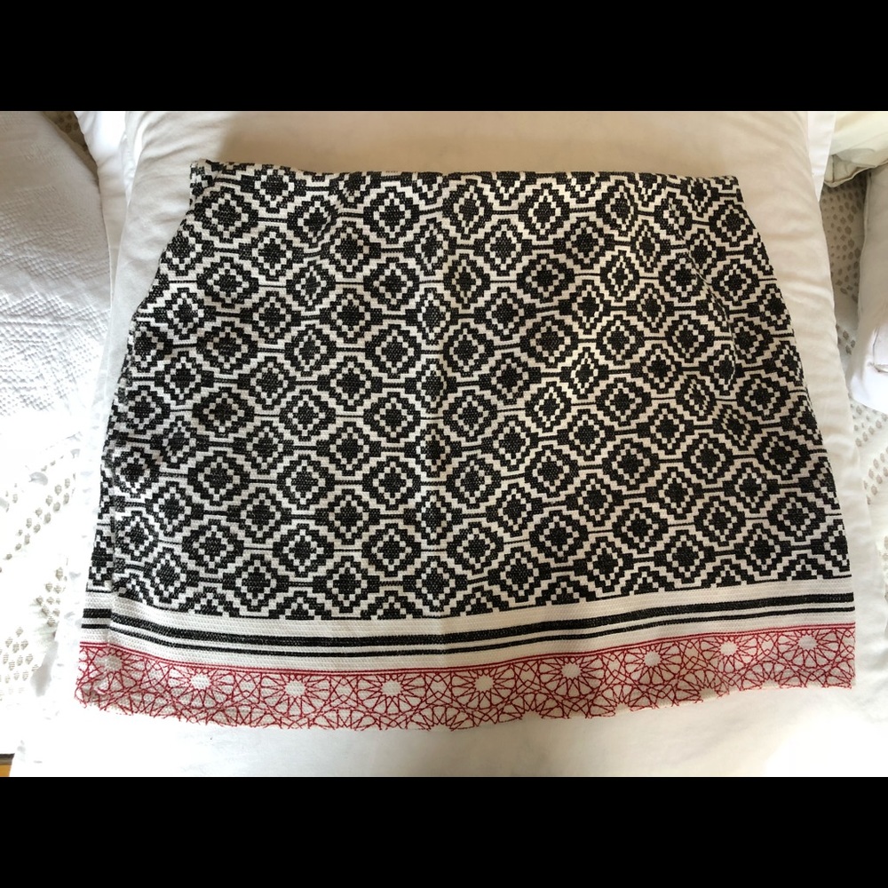 Zara stretch patterned mini skirt - gently used